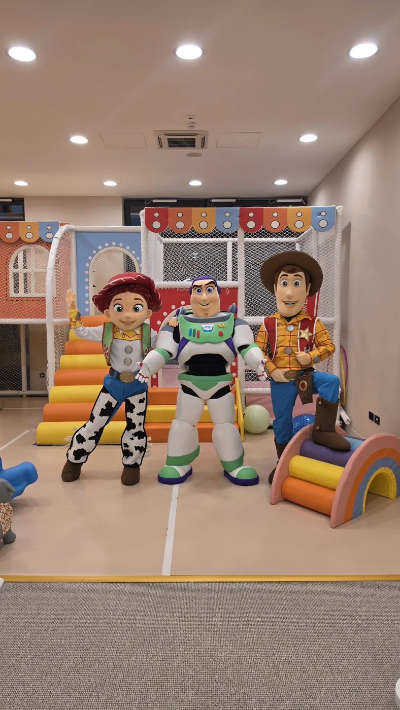 Toy Story maskote Jessie, Buzz i Woody na dečijem rođendanu